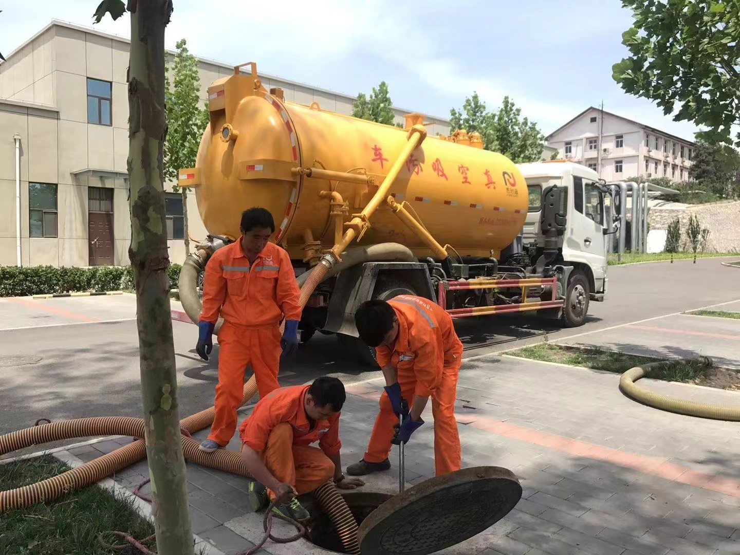 榆林管道疏通车停在窨井附近