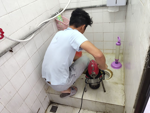 榆林管道堵塞冒臭气 专业师傅现场解决问题
